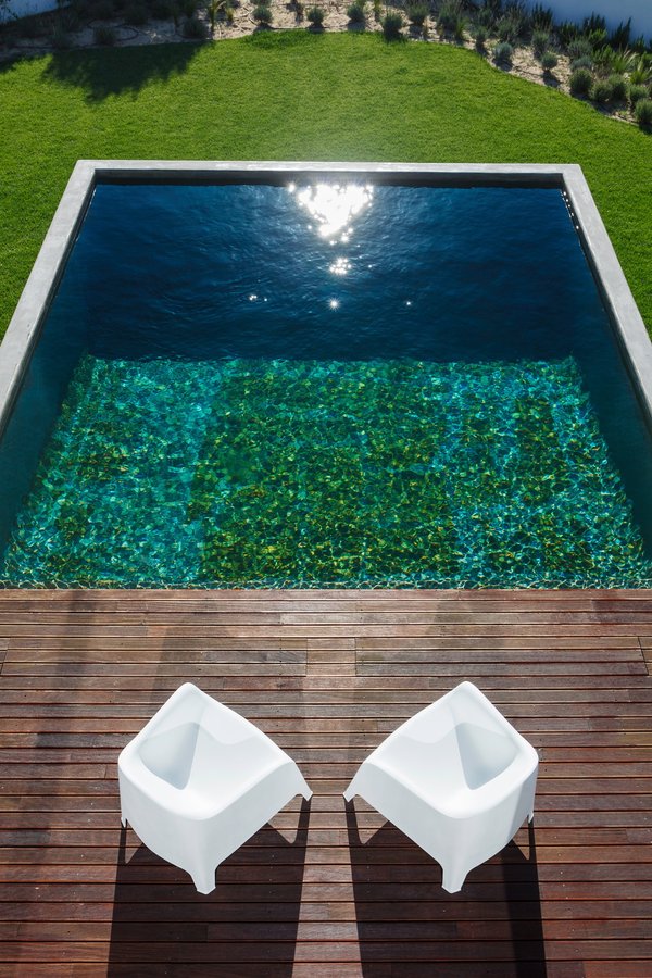 Optimisez votre jardin avec une piscine en béton tendance